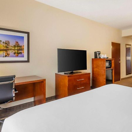 Comfort Inn & Suites Northeast - Gateway Сент-Питерсберг Экстерьер фото
