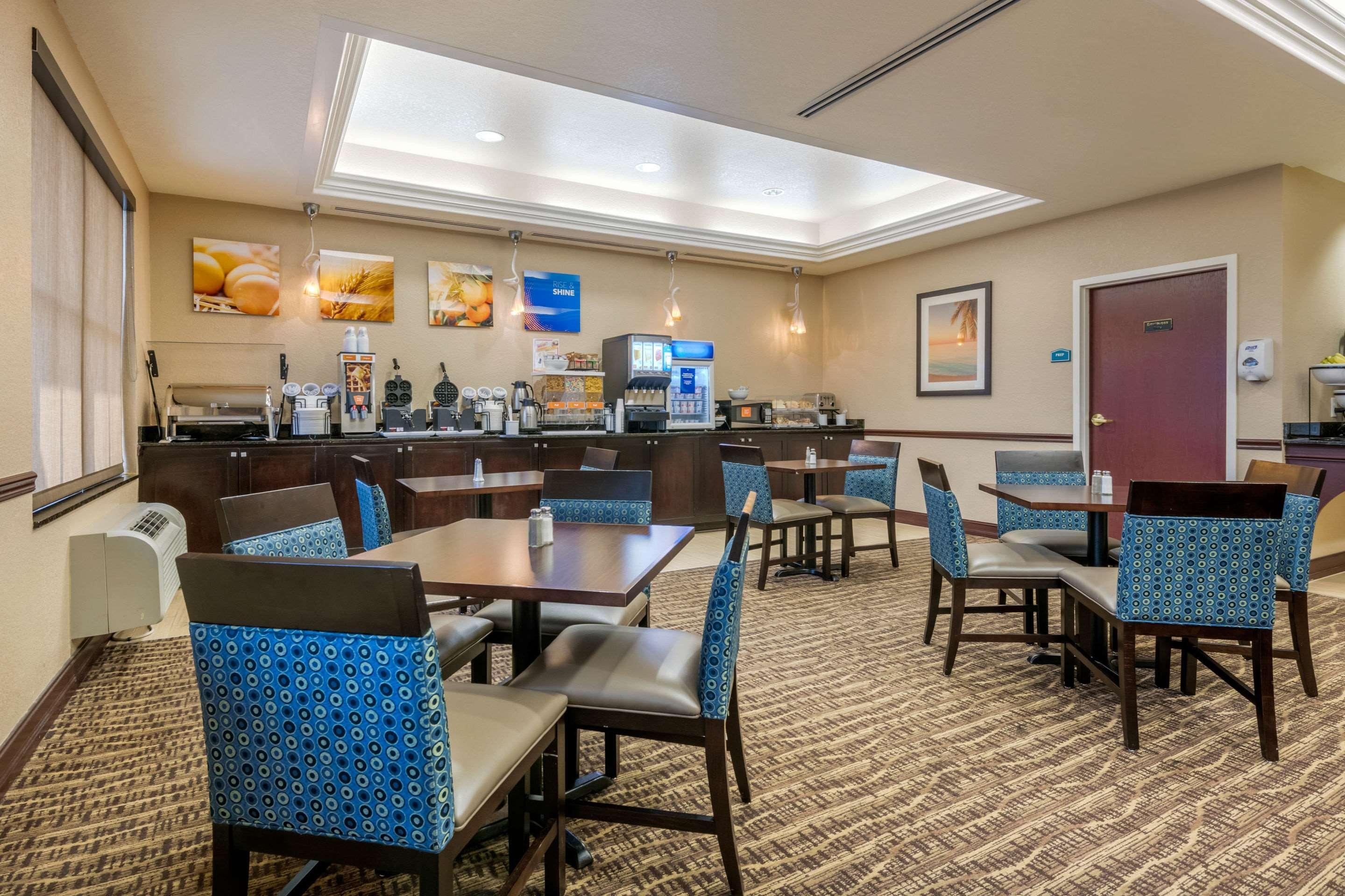 Comfort Inn & Suites Northeast - Gateway Сент-Питерсберг Экстерьер фото
