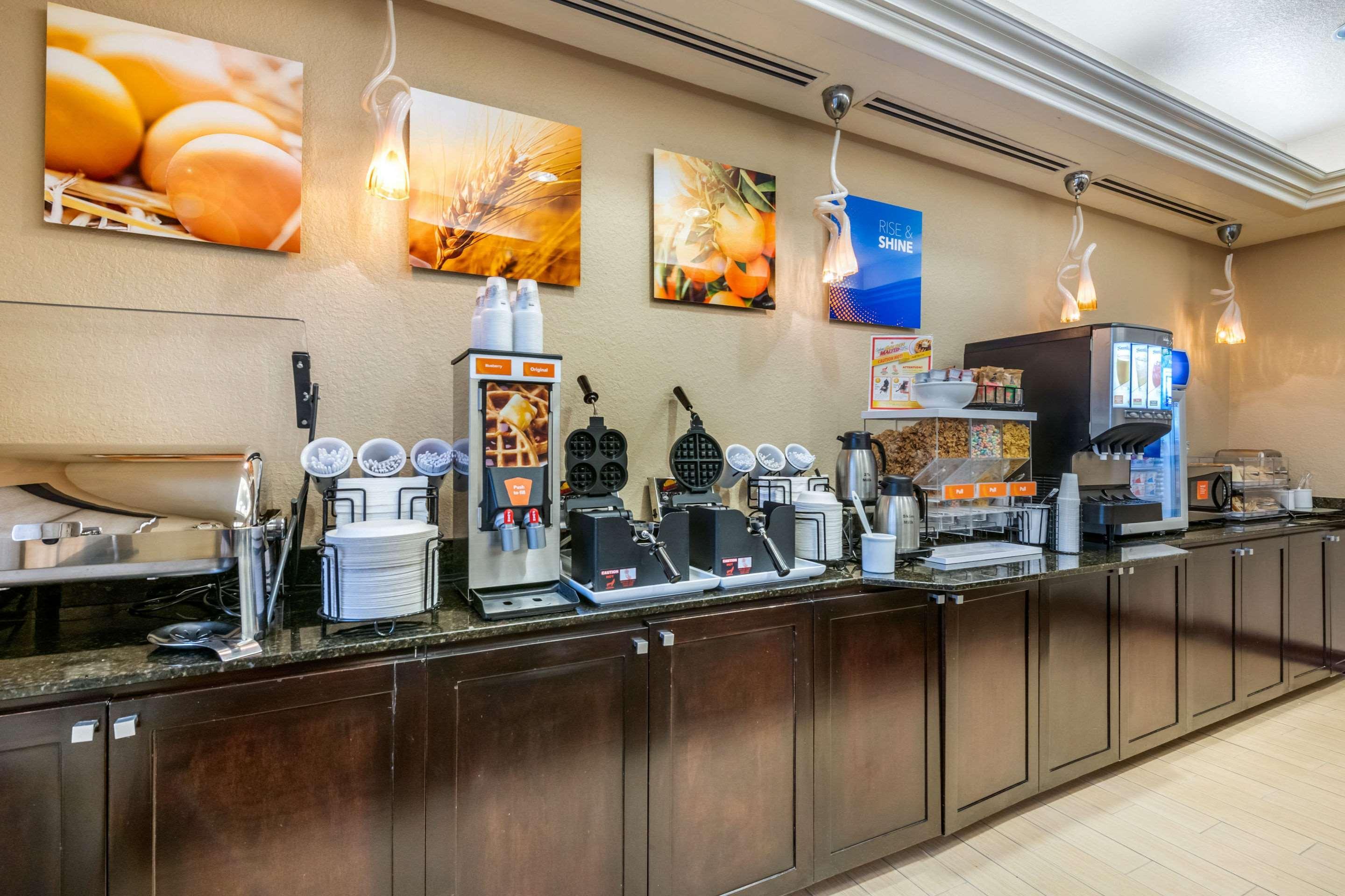Comfort Inn & Suites Northeast - Gateway Сент-Питерсберг Экстерьер фото