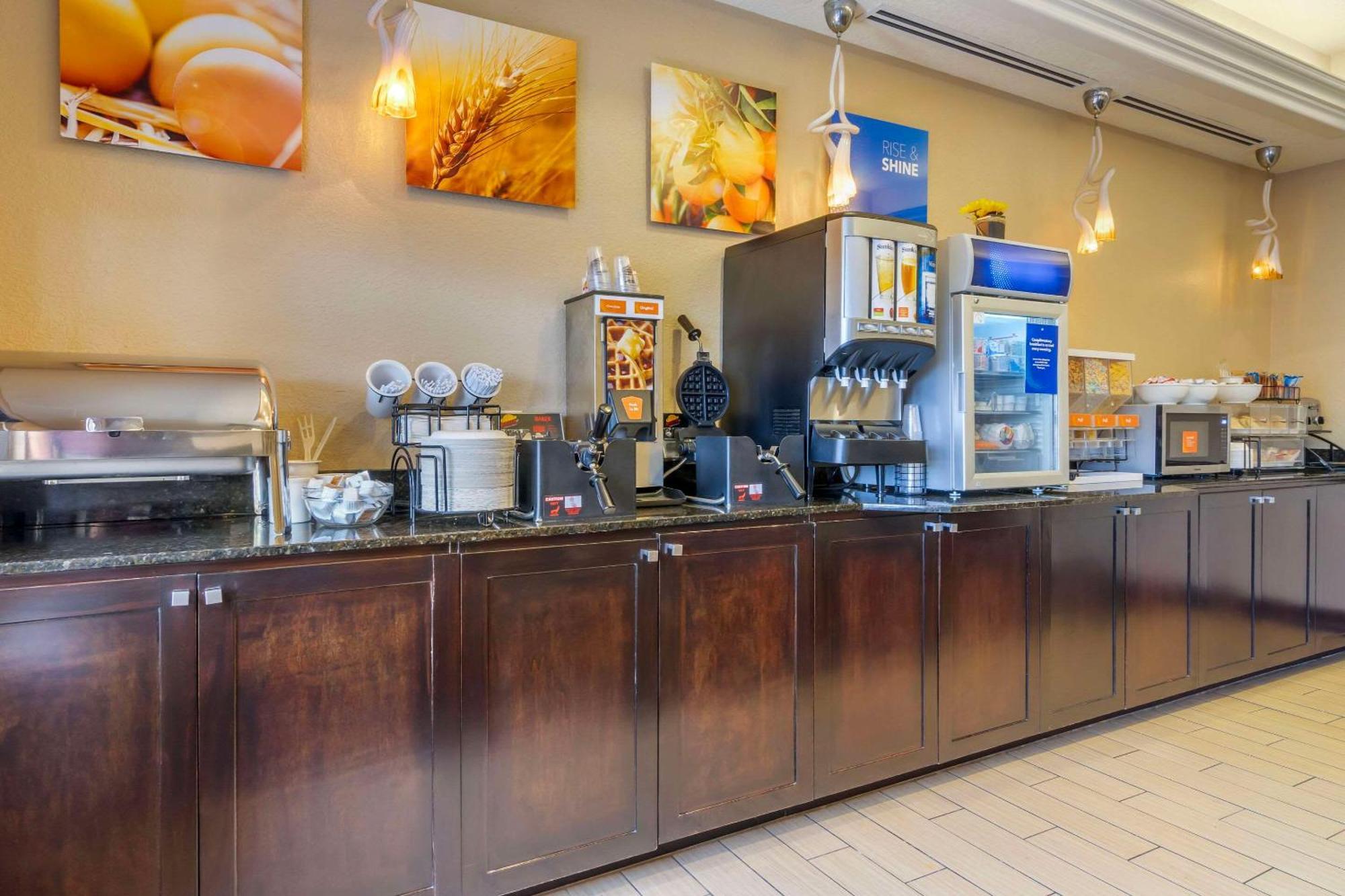Comfort Inn & Suites Northeast - Gateway Сент-Питерсберг Экстерьер фото