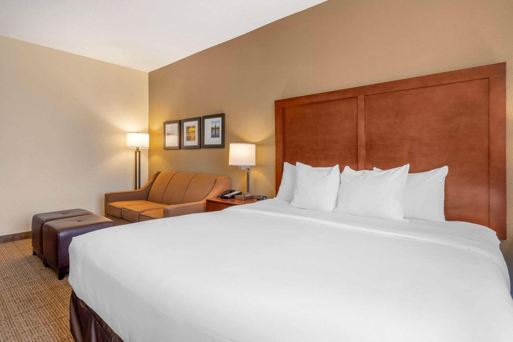 Comfort Inn & Suites Northeast - Gateway Сент-Питерсберг Экстерьер фото