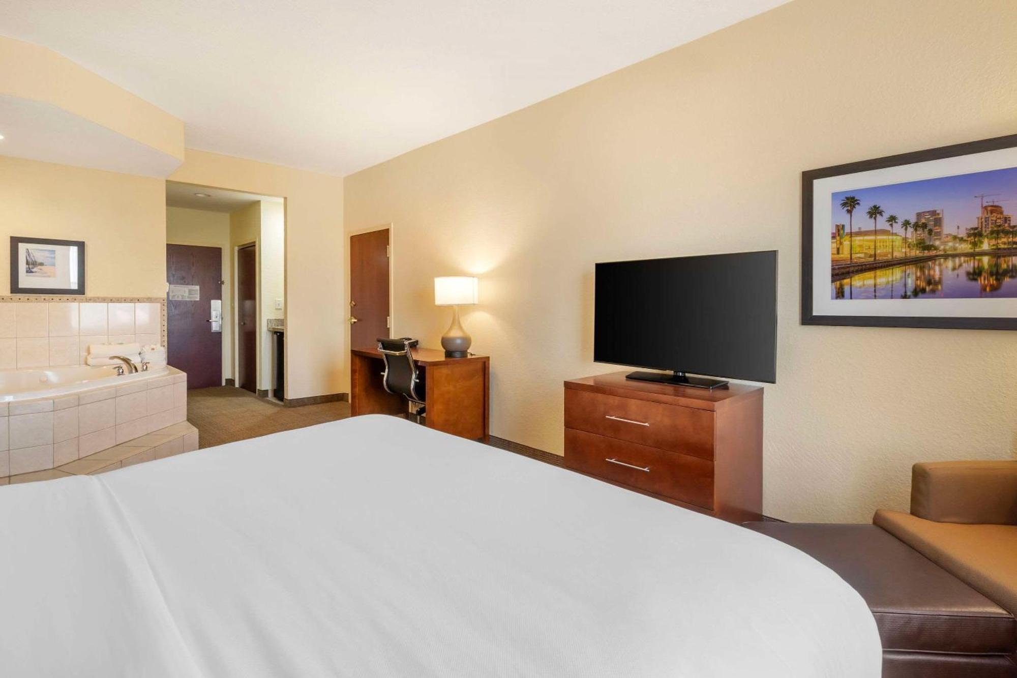 Comfort Inn & Suites Northeast - Gateway Сент-Питерсберг Экстерьер фото