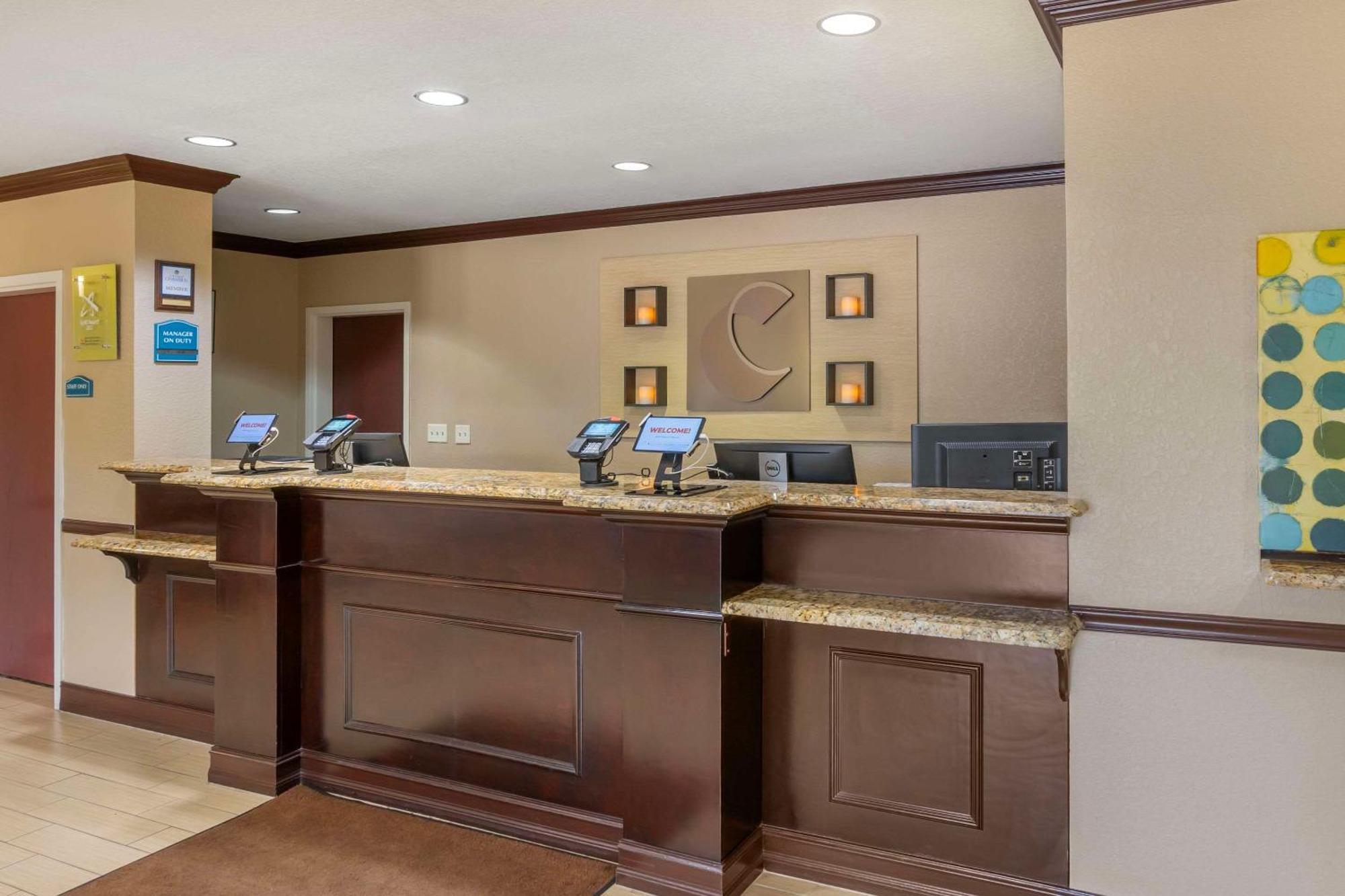 Comfort Inn & Suites Northeast - Gateway Сент-Питерсберг Экстерьер фото