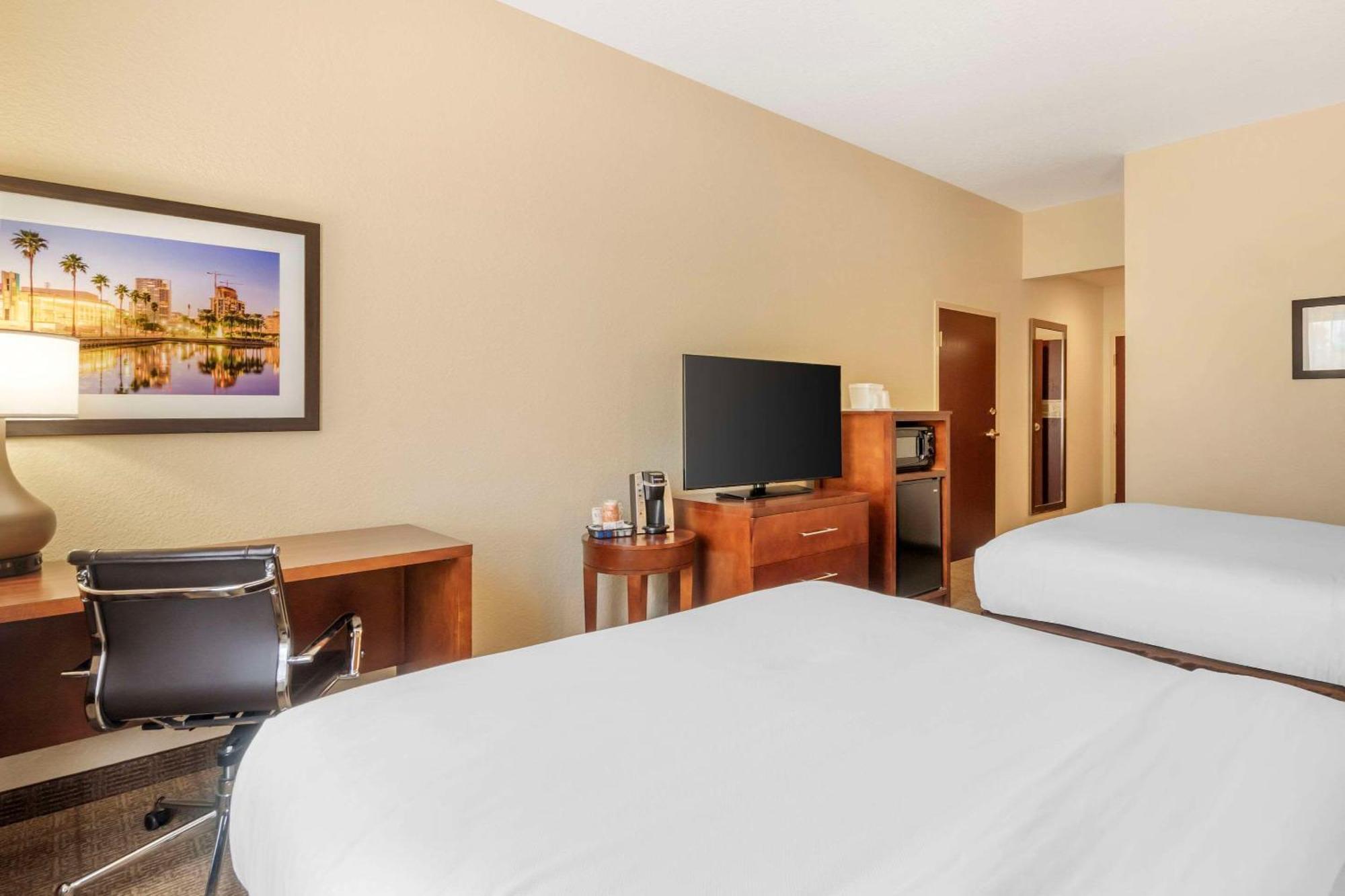 Comfort Inn & Suites Northeast - Gateway Сент-Питерсберг Экстерьер фото